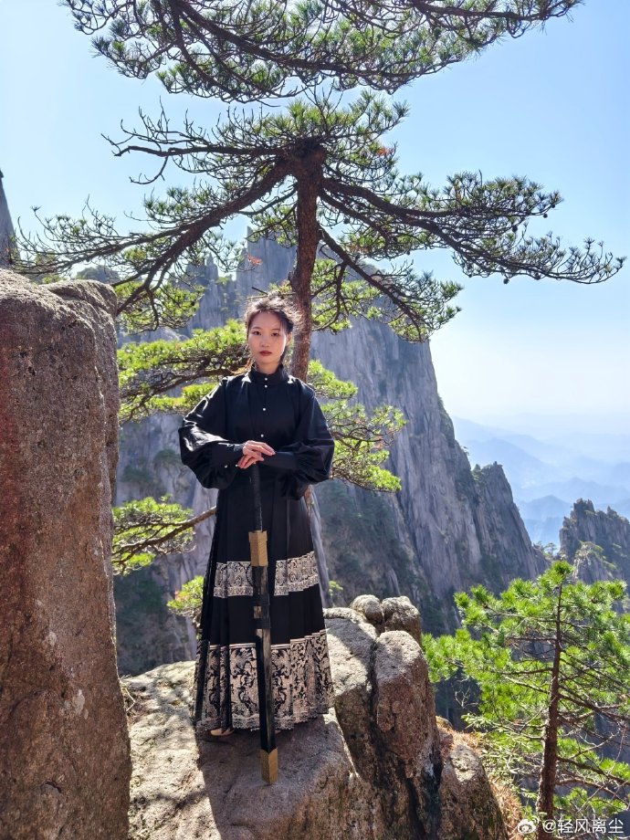 美女老外穿漢服打卡黃山云海，美女老外漢服打卡黃山云海美景