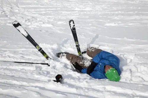 五歲兒童隨舅舅滑野雪遭遇不幸身亡，引發(fā)社會關(guān)注與反思，五歲兒童滑野雪不幸身亡，引發(fā)社會關(guān)注和反思