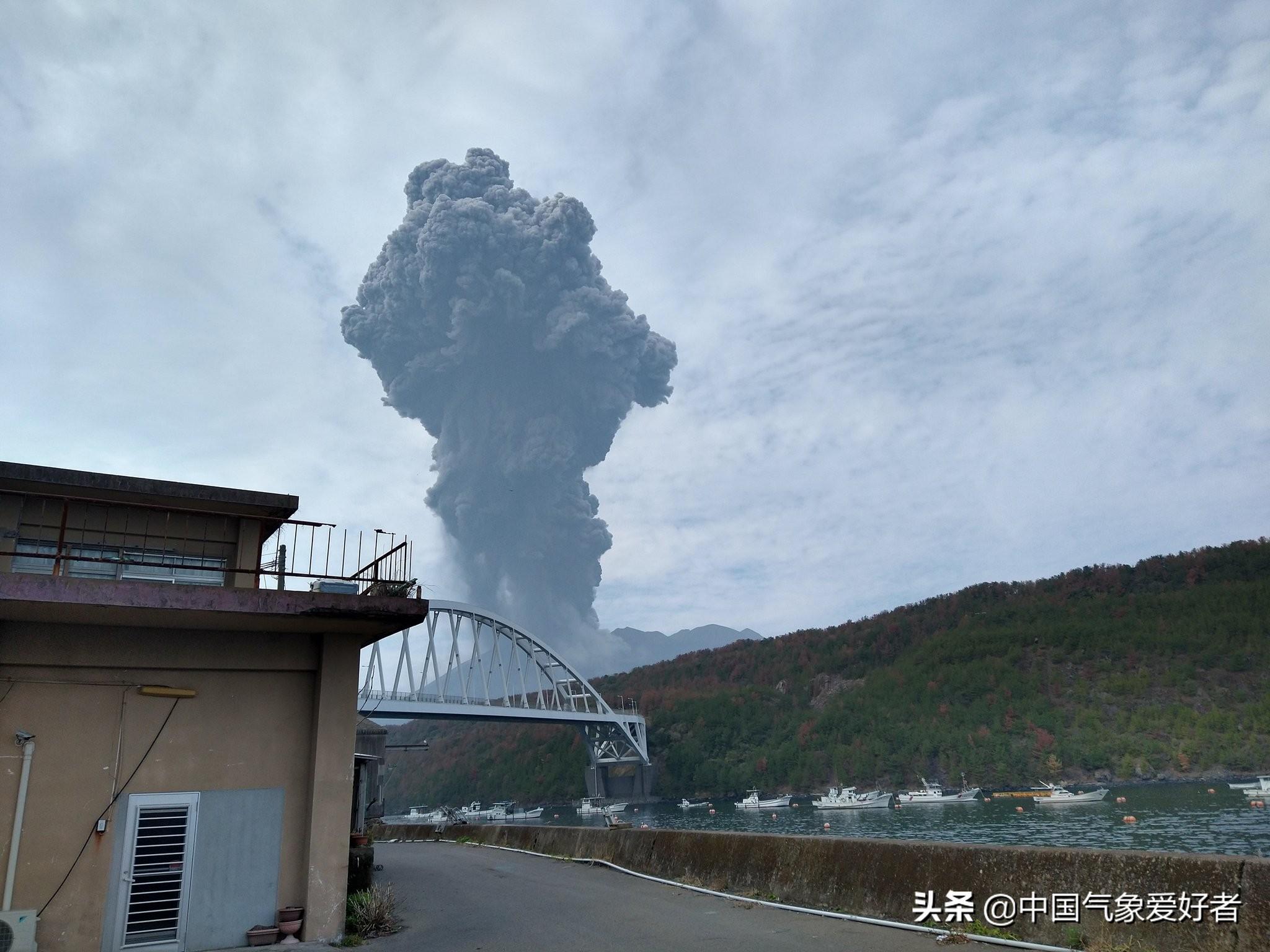 日本火山噴發(fā)灰柱高達(dá)3400米，自然的熱烈力量展現(xiàn)，日本火山熱烈噴發(fā)，灰柱直沖云霄，展現(xiàn)自然震撼力量