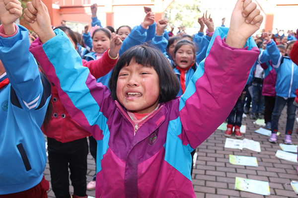 小學(xué)生考100分喜極而泣，一份努力，一份收獲，小學(xué)生努力取得滿分，喜極而泣，一份努力，一份收獲