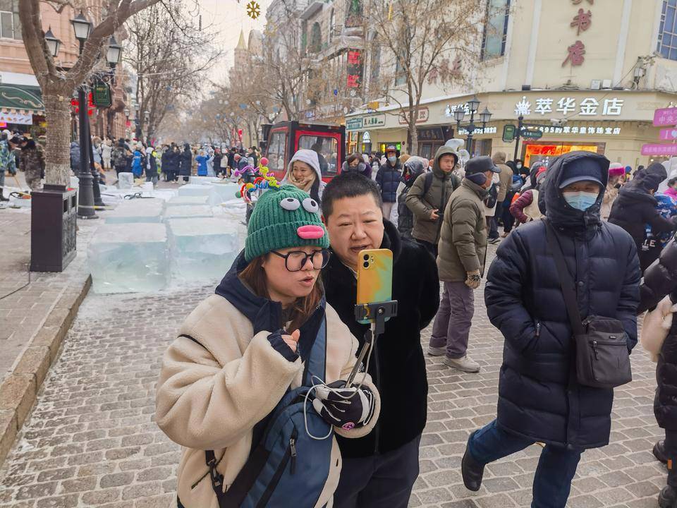 外國游客被爾濱硬控了，深度解讀城市魅力與旅游新體驗，爾濱城市魅力與旅游新體驗，外國游客的深度解讀與硬控經(jīng)歷