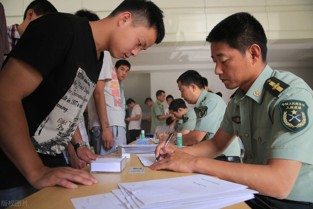 在學(xué)校報(bào)名參軍與在家報(bào)名的區(qū)別，一種選擇兩種情境，學(xué)校與家庭報(bào)名參軍，不同選擇下的兩種情境對比